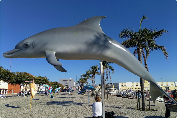 Dolphin-Statue